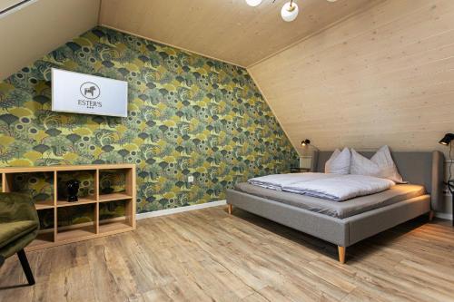 ein Schlafzimmer mit einem Bett und einem TV an der Wand in der Unterkunft ESTER'S Szentbékkálla in Szentbékkálla