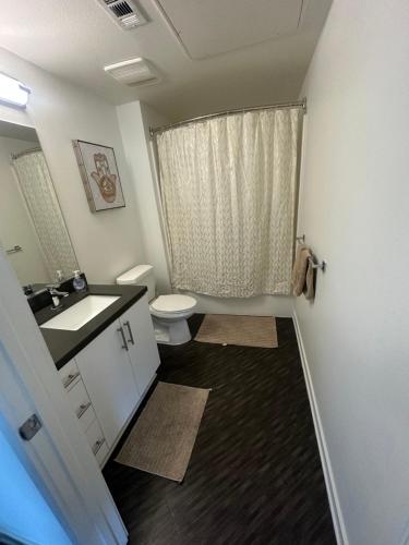 a small bathroom with a toilet and a sink at Amazing 2BD2BA located DTLA in Los Angeles