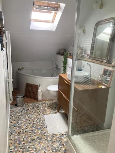 une salle de bain avec une baignoire, des toilettes et un lavabo dans l'établissement Très calme à côté du château, à Versailles