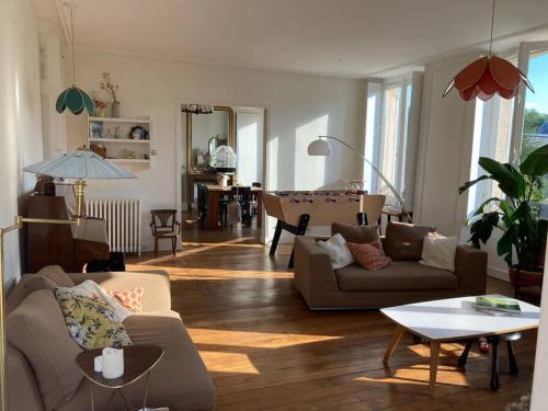 un salon avec deux canapés et une table dans l'établissement Très calme à côté du château, à Versailles