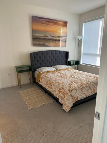 a bedroom with a bed and a painting on the wall at Amazing 2BD2BA located DTLA in Los Angeles