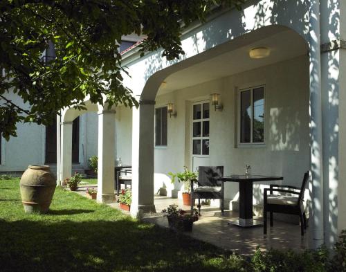 een patio met een tafel en stoelen op een huis bij Vila Caviar in Sulina