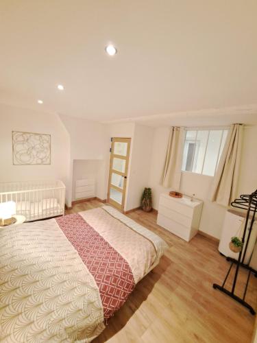 - une chambre avec un grand lit et du parquet dans l'établissement Appartement lumineux , Carpentras centre, à Carpentras