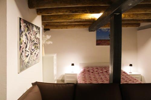 a bedroom with a bed in a room at HEATHER'S HOME 110 Apt 400mt from Old Bridge in Bassano del Grappa