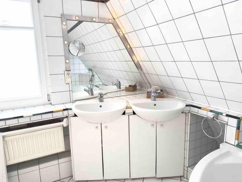 La salle de bains est pourvue de 2 lavabos et d'un miroir. dans l'établissement Linas Landhaus (nahe Heidelberg) - Komplettes Haus, à Gaiberg