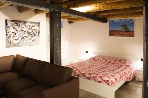 una camera con letto e divano di HEATHER'S HOME a Bassano del Grappa
