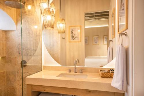 uma casa de banho com um lavatório e um espelho em Hotel Casa La Mantilla by Faranda Boutique em Cartagena das Índias