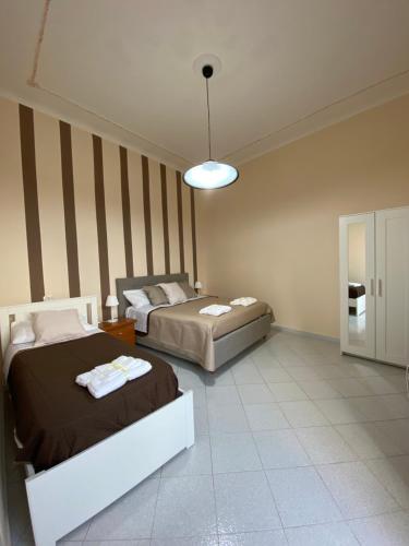 um quarto com 2 camas e uma luz em Avolina’s Apartment em Nápoles