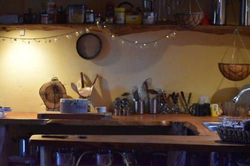 cocina con fregadero y encimera con utensilios en El Albergue del Paso Polo (Quebrada de los Cuervos), en Isla Patrulla
