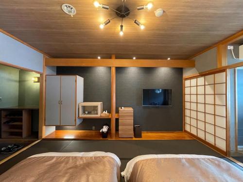 十和田市にあるTowadakohan Sakura - Vacation STAY 80357vのベッド2台と天井ファンが備わる客室です。