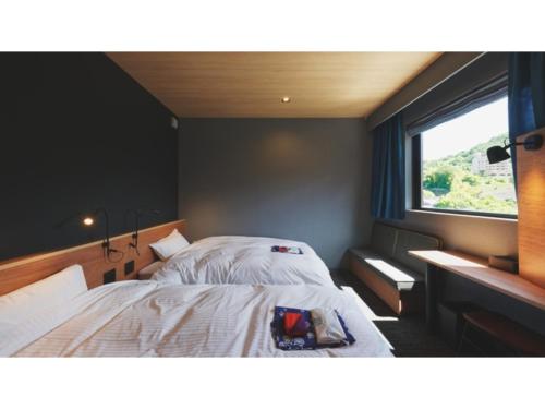 松山市にあるdogo hakuro - Vacation STAY 80207vのベッドルーム(ベッド1台、窓付)