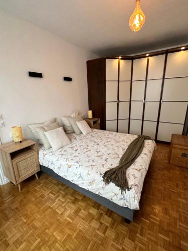 une chambre avec un grand lit et une table de chevet dans l'établissement Appartement neuf à boulogne à 3 mins à pieds du métro, à Boulogne-Billancourt