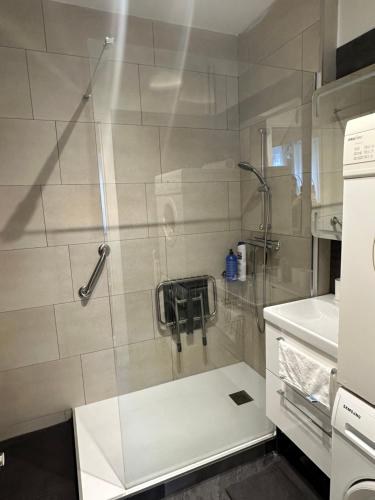 W łazience znajduje się prysznic ze szklanymi drzwiami. w obiekcie Appartement neuf à boulogne à 3 mins à pieds du métro w mieście Boulogne-Billancourt