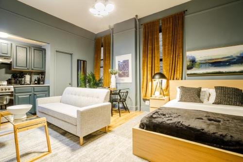 um quarto com uma cama e uma sala de estar em Apartment 224: Upper West Side em Nova York
