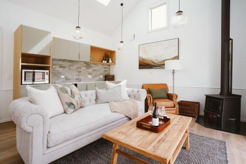 uma sala de estar com um sofá e uma mesa em Monte Christo Winery Cottages em Clyde