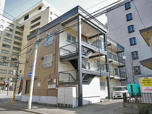 um edifício de apartamentos com uma escada ao lado em Kimura Building - Vacation STAY 15559 em Sapporo