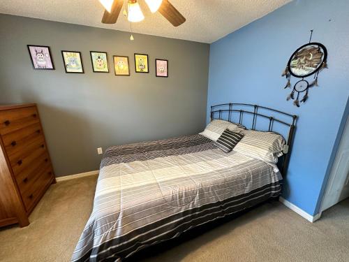 ein Schlafzimmer mit einem Bett und einer blauen Wand in der Unterkunft Beautiful Waterfront Home with Heated Pool and Game Room in Davenport