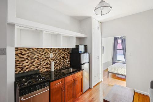 uma cozinha com um fogão e uma bancada em Apartment 799: Hells Kitchen em Nova York