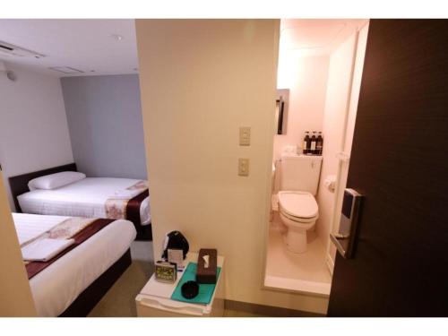 Habitación de hotel con 2 camas y aseo en Tabata Oji Hotel - Vacation STAY 89843v, en Tokio