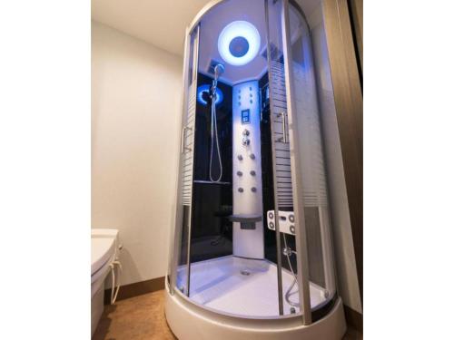 ein Bad mit Dusche in einem Zimmer in der Unterkunft Tabata Oji Hotel - Vacation STAY 89839v in Tokio
