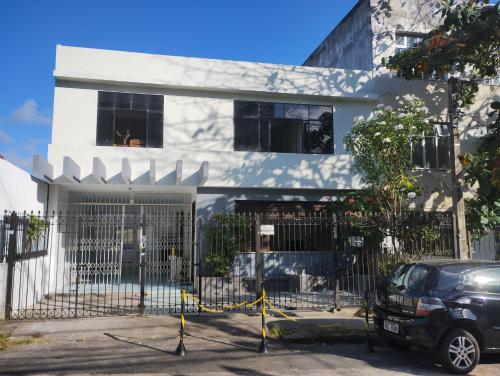 un coche aparcado delante de una casa en Pousada Family, en Salvador