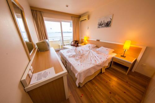 Ένα ή περισσότερα κρεβάτια σε δωμάτιο στο Tuntas Beach Hotel - All Inclusive