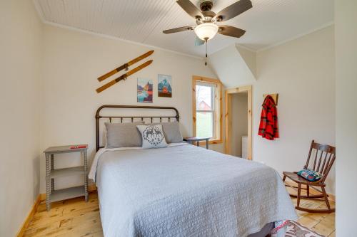 1 dormitorio con 1 cama y ventilador de techo en Lovely Hixton Home with Porch and Fire Pit!, en Black River Falls