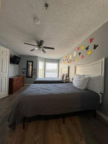 a bedroom with a bed with a ceiling fan at Apartment very Close to Disney! in Orlando