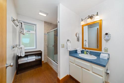 a bathroom with a sink and a mirror at Neahkahnie MCA#50060 in Manzanita