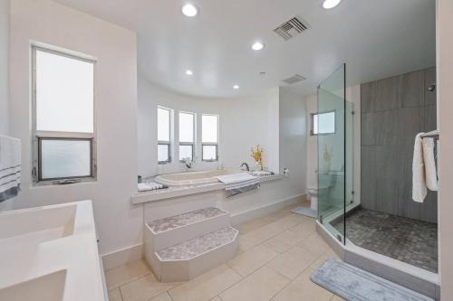 ein Bad mit einer Badewanne, einer Dusche und einem Waschbecken in der Unterkunft ৎ୭The privacy Chaseৎ୭ Beauty Green Prime location in Glendale