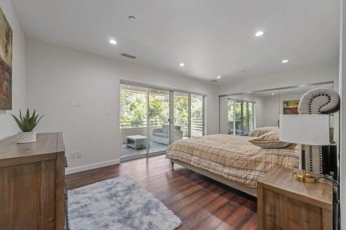 ein Schlafzimmer mit einem Bett und einem großen Fenster in der Unterkunft ৎ୭The privacy Chaseৎ୭ Beauty Green Prime location in Glendale