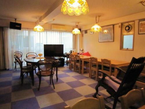 uma sala de estar com uma mesa de jantar e cadeiras em Pension Kitashirakawa - Vacation STAY 91686v em Quioto