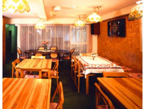 京都市にあるPension Kitashirakawa - Vacation STAY 91686vの木製のテーブルと椅子のあるダイニングルーム