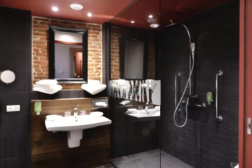 a bathroom with two sinks and a shower at Aux Terrasses in Tournus