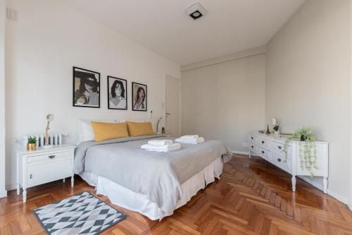 1 dormitorio con 1 cama grande y suelo de madera en Fliphaus Cordoba 2500 - 3 Bd Facultad Medicina en Buenos Aires