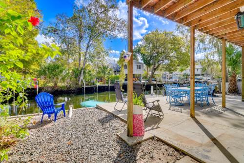 Dock and Game Room Canal-Front Spring Hill Homeにある庭