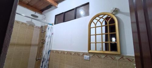 y baño con ventana y ducha. en Hotel Posada Don Papagon en Antigua Guatemala