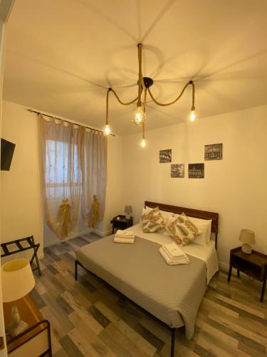 - une chambre avec un grand lit dans l'établissement La casa dell’Appio, à Rome