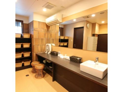 W łazience znajduje się umywalka i lustro. w obiekcie Hotel Aston Hotel Osaka Sakai - Vacation STAY 97562v w mieście Sakai