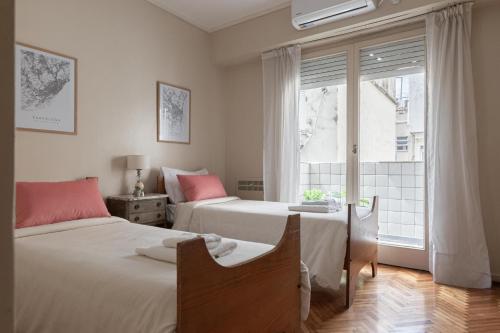2 camas en una habitación con ventana en Fliphaus Libertador 1100 - 3 Bd Recoleta en Buenos Aires