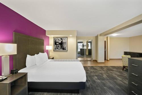 Habitación de hotel con cama y escritorio en La Quinta by Wyndham Columbus MS, en Columbus
