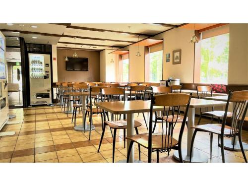un ristorante con tavoli e sedie in una stanza di Hotel Aston Hotel Osaka Sakai - Vacation STAY 97585v a Sakai