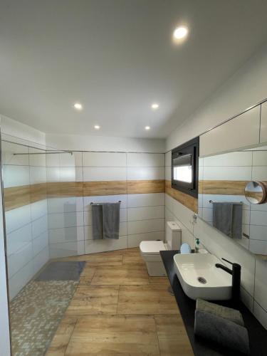 Łazienka z białą toaletą i umywalką w obiekcie Sunset E1 w mieście Los Llanos de Aridane