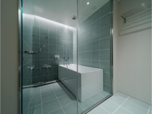ITOMACHI HOTEL 0 - Vacation STAY 97823v في Saijo: حمام مع دش زجاجي ومغسلة