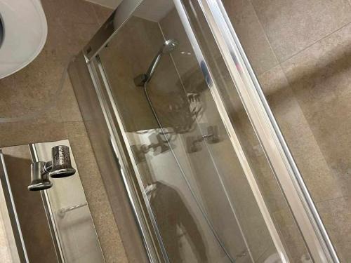 a shower with a glass door in a bathroom at Comodo Y Agradable Apartamento En Madrid Centro 3 in Madrid