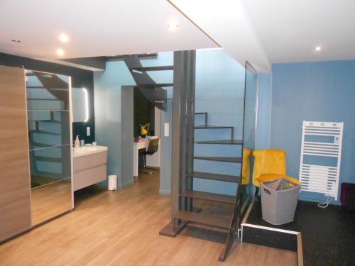 a room with a loft bed and a mirror at Les pièces du puzzle in Dunkerque