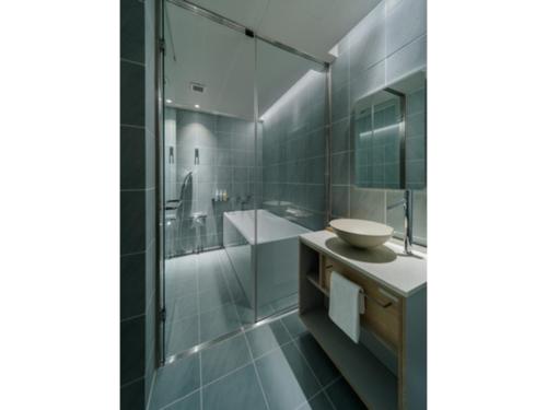 y baño con ducha acristalada y lavamanos. en ITOMACHI HOTEL 0 - Vacation STAY 97802v, en Saijo