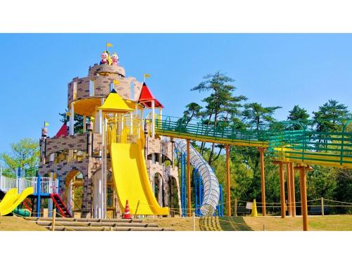 un parque infantil con tobogán y un castillo en Asanoya - Vacation STAY 01715v, en Yumura