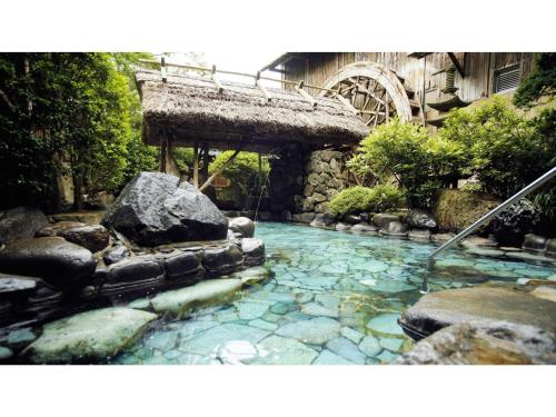 uma piscina num jardim com pedras e água em Asanoya - Vacation STAY 01714v em Yumura