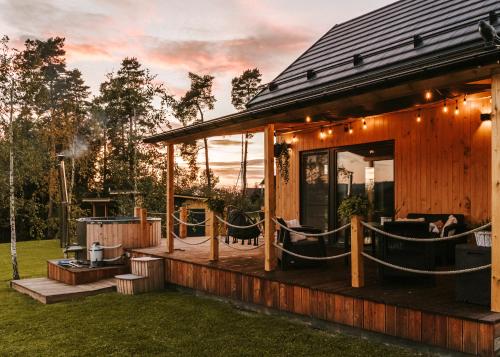 Taman di luar Domki Bliżej Natury z Jacuzzi